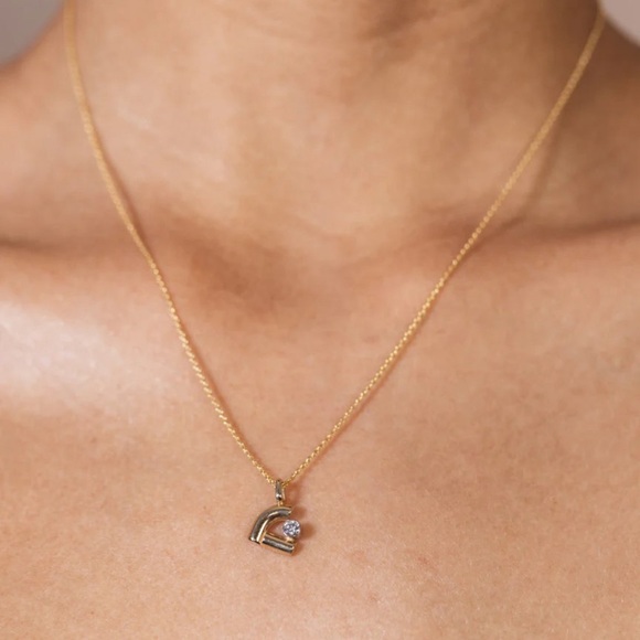 VADA Vadabet B 14k gold & diamond pendant and 18” chain